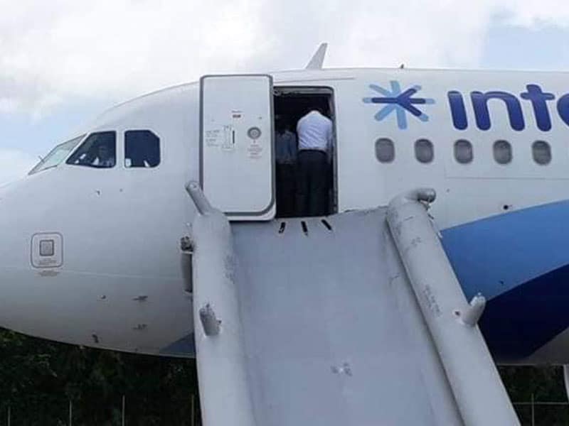 Sufre pasajero ataque de pánico a bordo de avión en Cancún; en su desesperación abrió una de las puertas de emergencias poco antes del despegue.