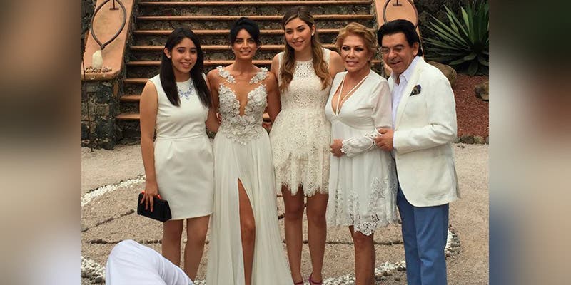 Aislinn Derbez exhibe una foto de su mamá con Eugenio Derbez