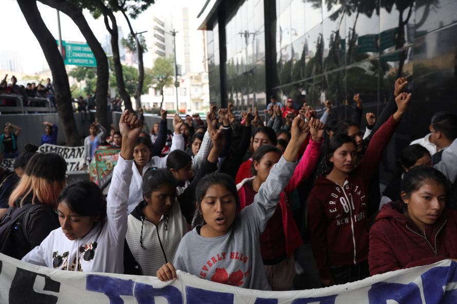 En busca de la verdad y la justicia, miles de ciudadanos conscientes se unen al reclamo de los familiares de los 43 normalistas desaparecidos.