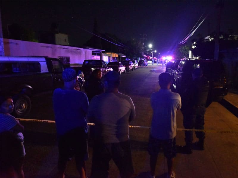 Muere mujer baleada en la región 100 de Cancún; sicarios llegan hasta una vivienda en la calle 42 y abren fuego contra una familia.