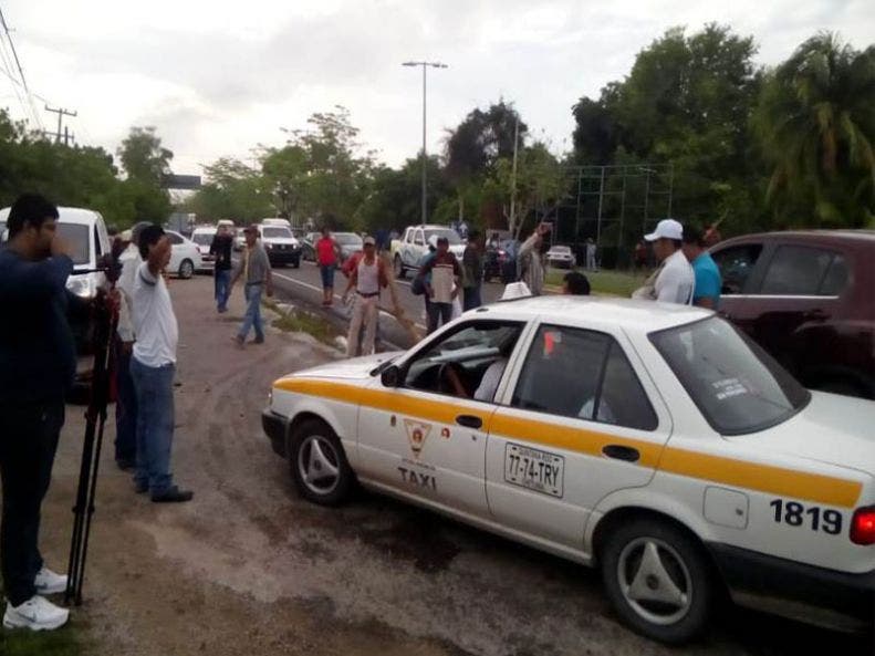 Hubo conato de enfrentamiento entre colonos y automovilistas, principalmente los taxistas.