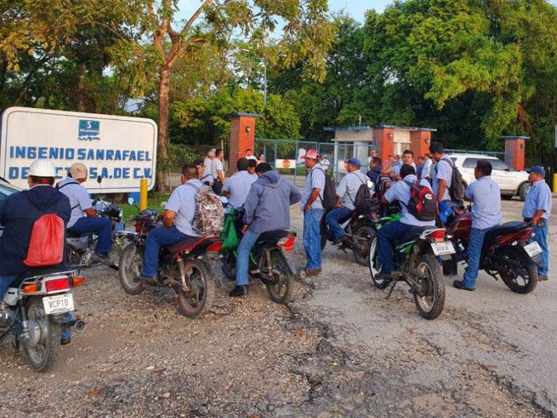 Bloquean productores de caña ingenio azucarero San Rafael de Pucté; el movimiento deriva en que no se les permite participar en la comercialización.