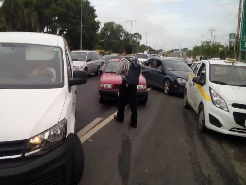 Bloquean carretera en Chetumal por desalojos en colonia Tamalcab; vecinos de la zona buscan presionar a las autoridades para que se llegue una solución.