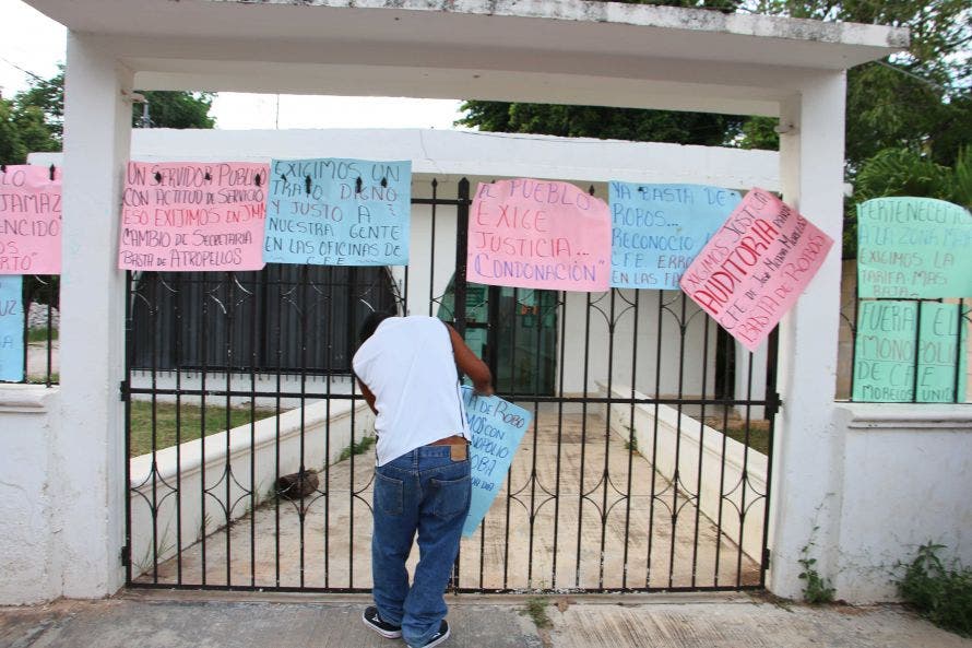 Plantón frente a las oficinas de la CFE