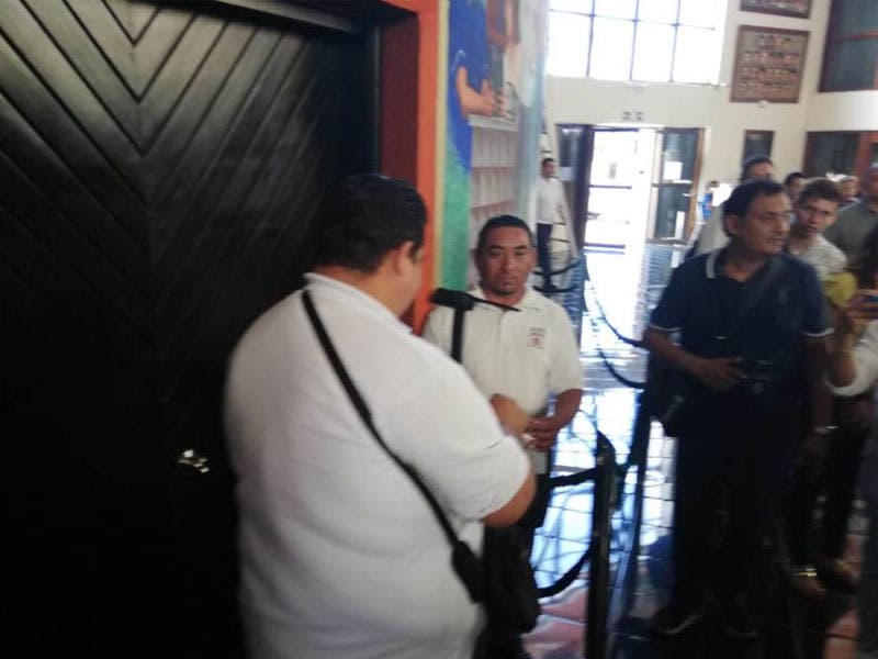 Personal de seguridad del recinto legislativo retiró los sellos.