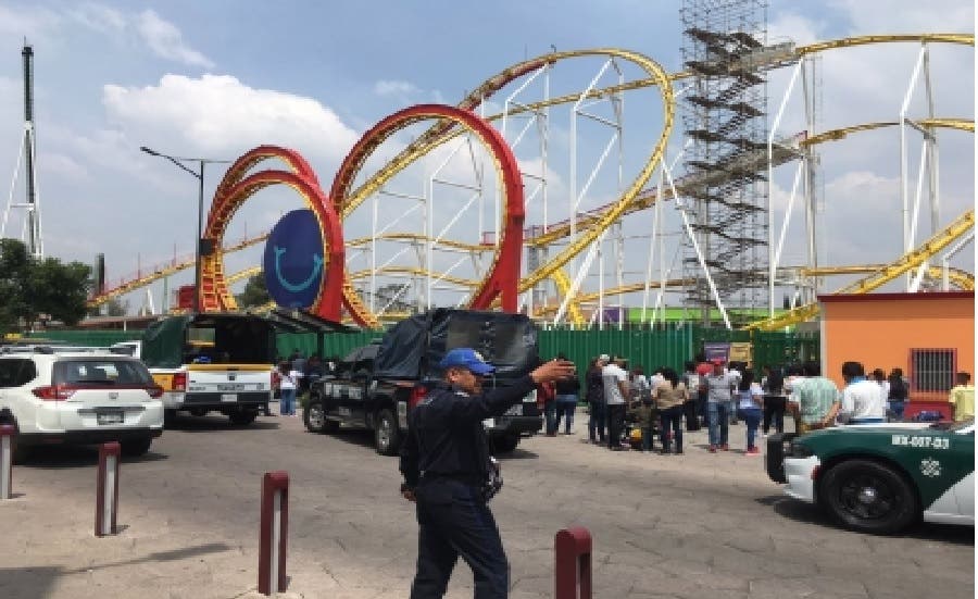 La policía capitalina se avoca a tratar de hacer que fluya el tráfico de autos en la zona.