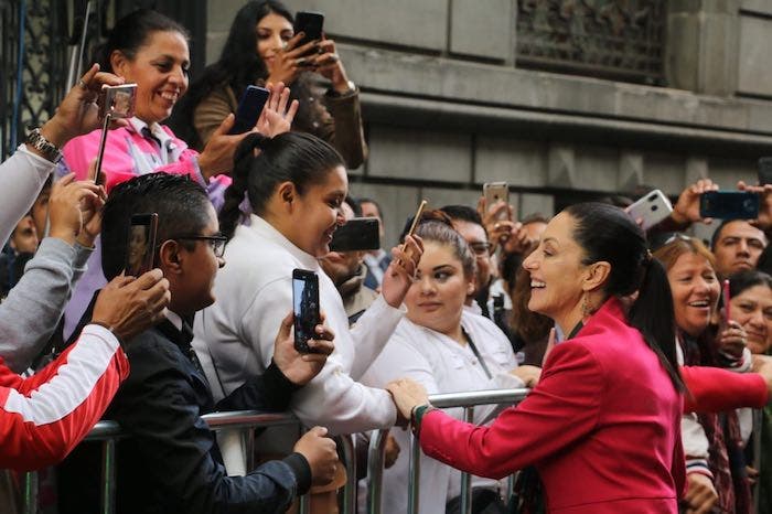 A su llegada al Congreso de la CdMx, en la calle de Dónceles.