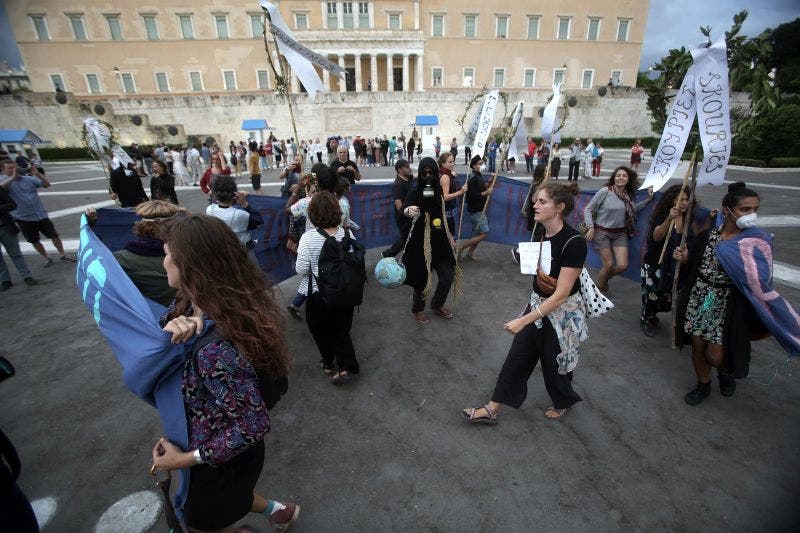 Jóvenes se manifiestan y claman consignas como: “no hay planeta B” con motivo de la Huelga Mundial por el Clima en la Plaza Syntagma en Atenas, Grecia.