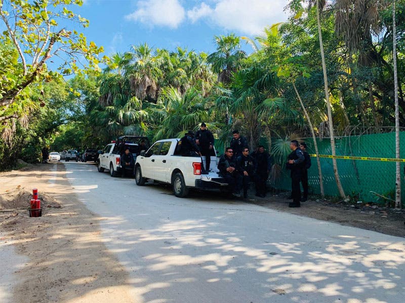 Desalojan predio de alta plusvalía en la zona costera; elementos de la Policías Ministerial y Estatal sacan del lugar a trabajadores que lo custodiaban.