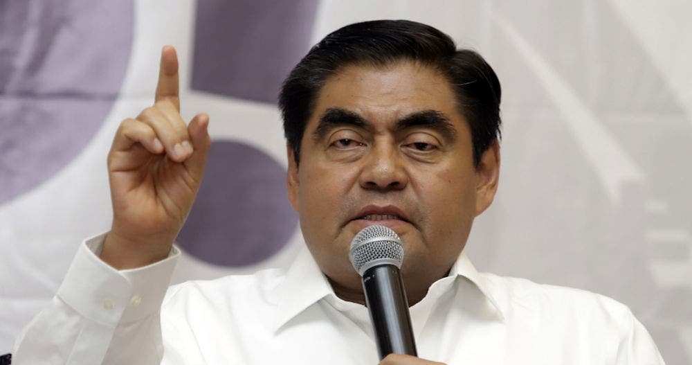 El Gobernador de Puebla, Miguel Barbosa.