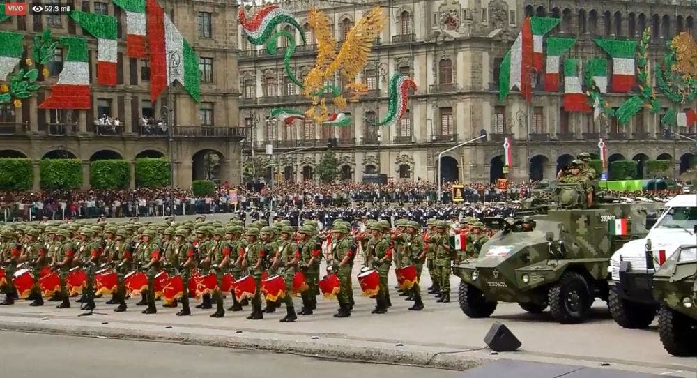 Banda de guerra toca el Himno Nacional Mexicano.