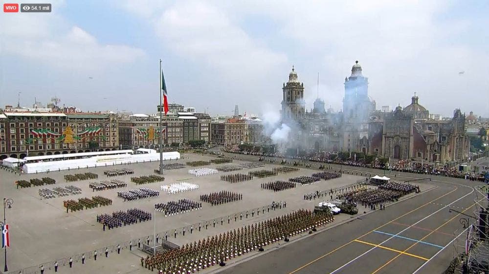 Salvas en honor al Presidente de la República.
