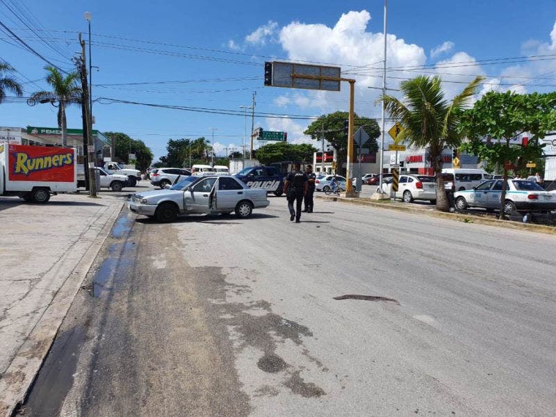 Ejecutan a sujeto a bordo de su vehículo; los hechos se registraron en el estacionamiento de un supermercado en las avenidas 115 y la Juárez.