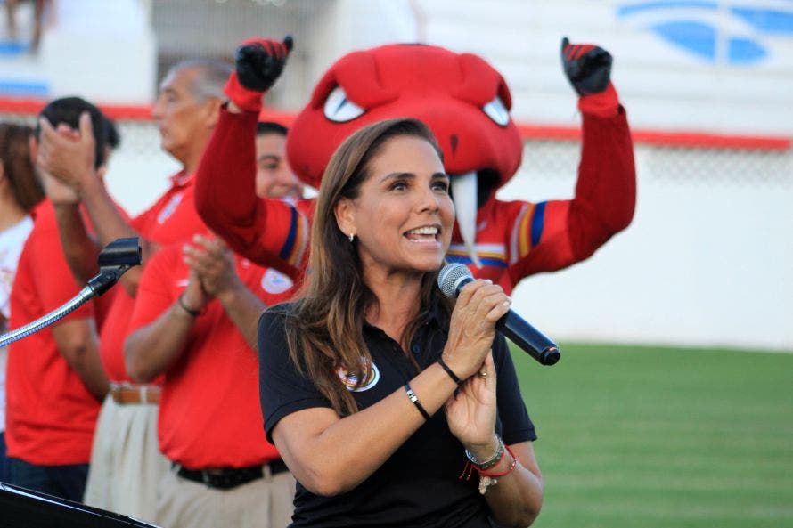 Pioneros de Cancún recibe nuevos uniformes para fuerzas básicas