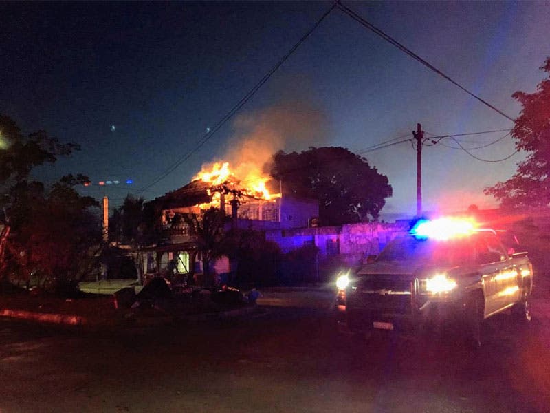 Se incendia la palapa de un restaurante; aparente cortocircuito fue la causa del siniestro en un negocio de la colonia Casitas de Chetumal.
