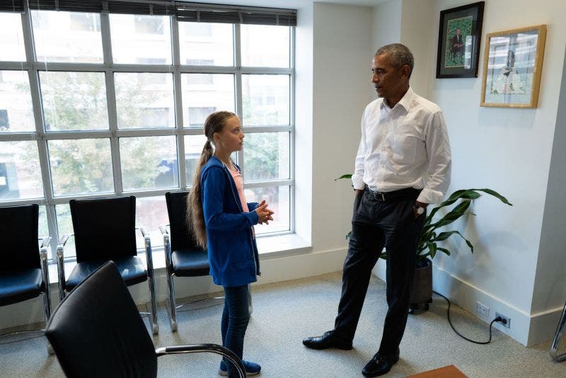 La joven sueca Greta Thunberg al lado del expresidente Barack Obama.