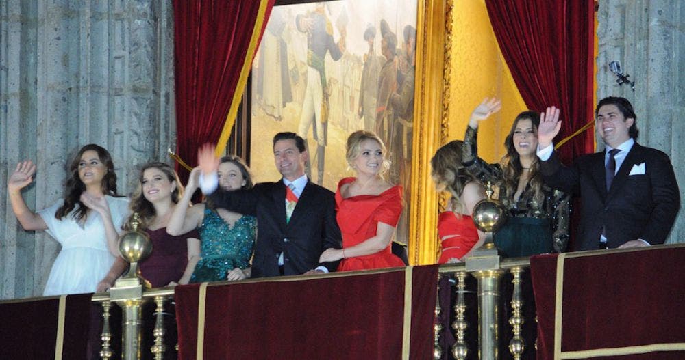 Bien vestidos (de gala), acicalados, y mostrando el derroche, fue la característica de las familias de Peña Nieto y "La Gaviota".