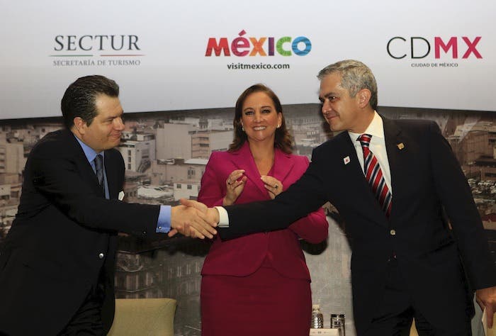 Muy felices departiendo y celebrando un día despues de la firma del contrato: la extitular de Sectur Claudia Ruiz Massieu, el ex jefe de Gobierno en CdMx, Miguel Mancera.