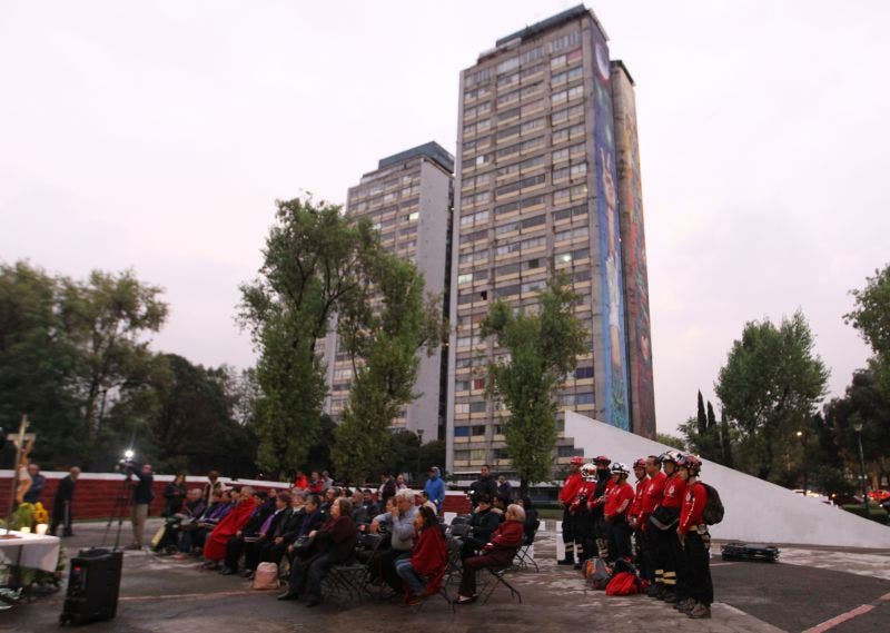 Recuerdan a víctimas del edificio Nuevo León en Tlatelolco, CdMx, en el sismo de 1985, con una misa católica.