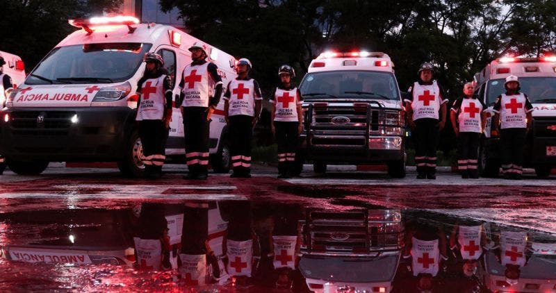 Paramédicos de la Benemérita Cruz Roja, como siempre, atentos y dispuestos a ayudar a la ciudadanía.