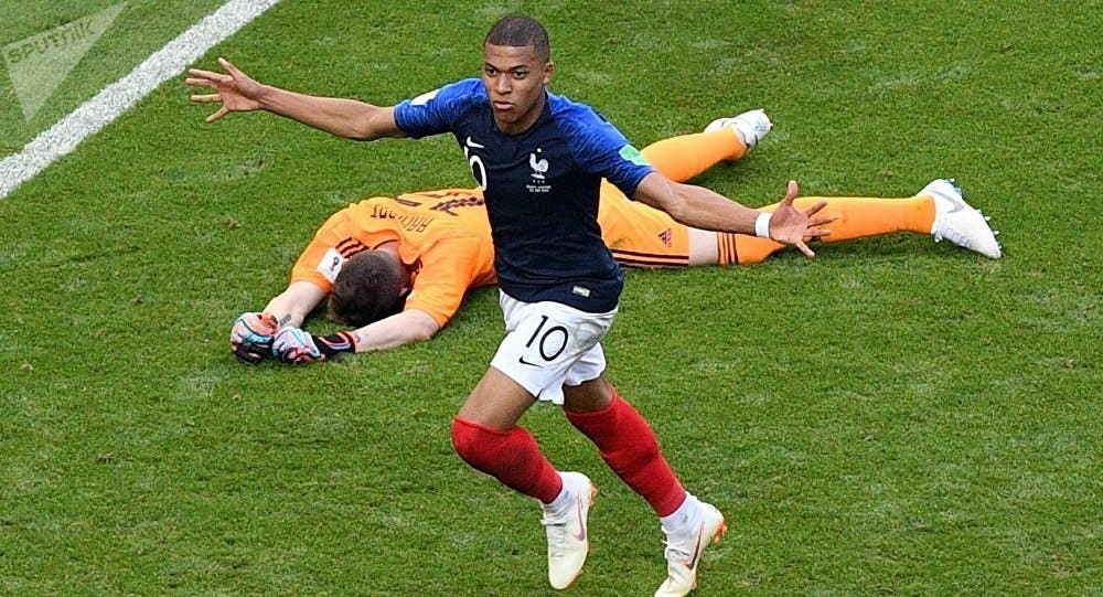 Racismo y homofobia: Grupos antidiscriminación exigen la salida de dirigente del Futbol Francés