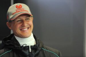 Michael Schumacher fue internado en París