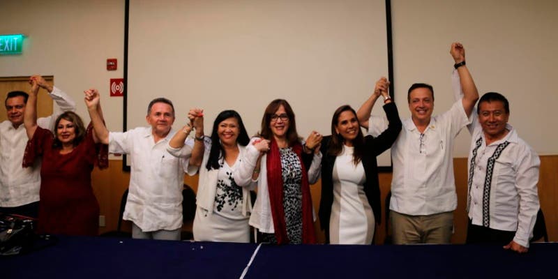 Conferencia de prensa acompañada de senadores, diputados federales y alcaldes de Morena