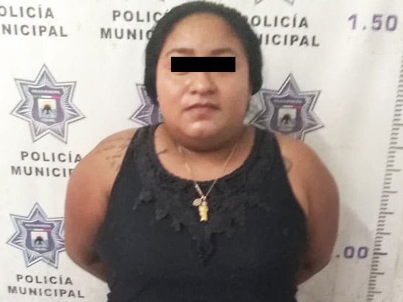 Detienen a una mujer por presunto delito contra la salud; Verónica G. fue sorprendida por elementos de la Policía Municipal en la colonia San Miguel II.