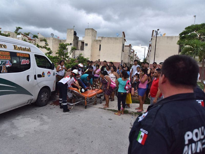 Navajeado por no invitar las cervezas; sujeto fue atacado en una aparente riña en el fraccionamiento Villas Otoch Paraíso de Cancún.