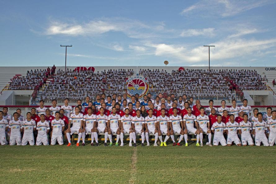 Pioneros de Cancún recibe nuevos uniformes para fuerzas básicas