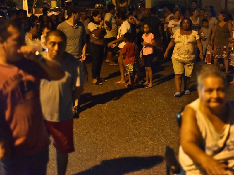 Protestan en Urbi Villas del Rey por mal servicio de agua y luz; denuncian vecinos del fraccionamiento que la falta de municipalización los perjudica.