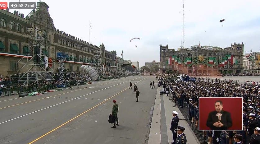 Espectacular descenso de paracaidistas miembros del Ejército Nacional.