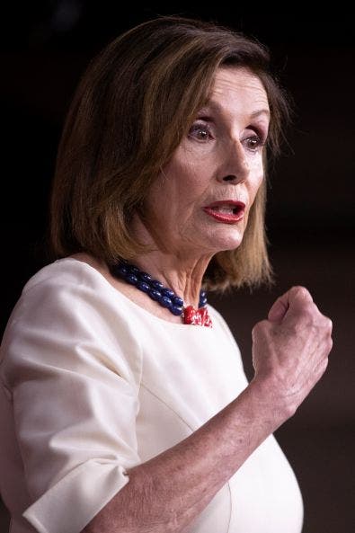 Nancy Pelosi, una mujer sabia y paciente, le dio "duro y a la cabeza" de un hombre con poco seso, es por demás decir cuál es el nombre de él.