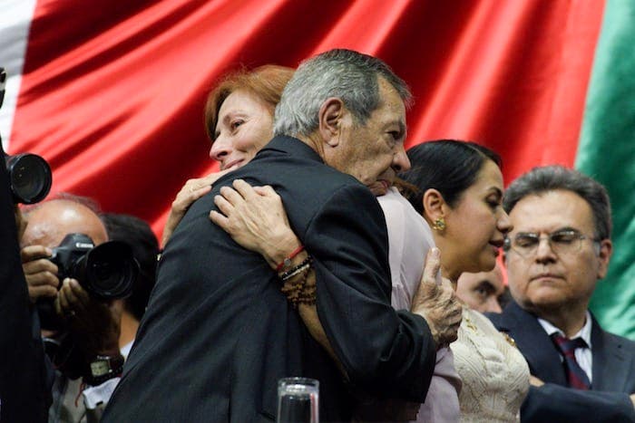 Un hombre que ha hecho historia en México, luchador por la democracia Porfirio Muñoz Ledo es despedido con un abrazo de Tatiana Clouthier, un simbólico pase de estafeta por la democracia a las nuevas generaciones.
