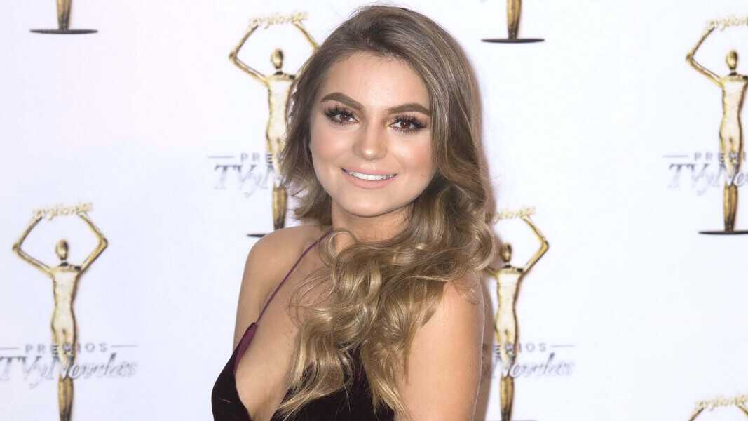 Sofía Castro restriega a sus fans falda de 64 mil pesos