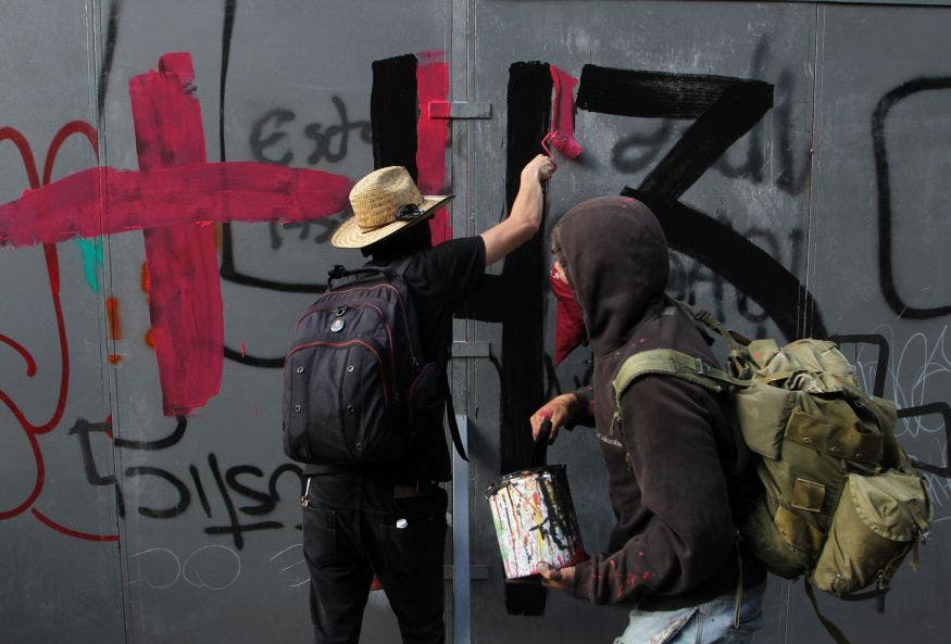 Vandalismo, una característica de estos grupos que pretenden escudarse en el anarquismo.