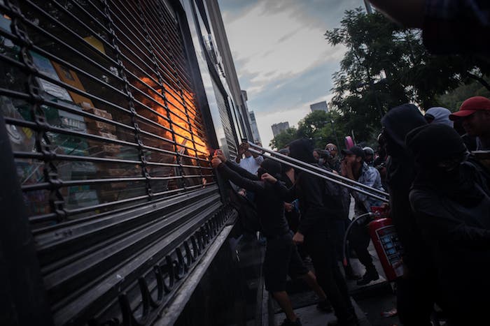 Violencia sin ton ni son, más cercanos al nazismo, intentan quemar una librería (en la imagen) ubicada sobre la avenida Juárez.