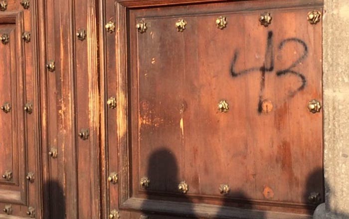 La puerta Mariana vandalizada, por unos cuantos que creen que dañando el patrimonio nacional cambiarán las cosas en el país; una puerta con historia que data del Siglo XIX.