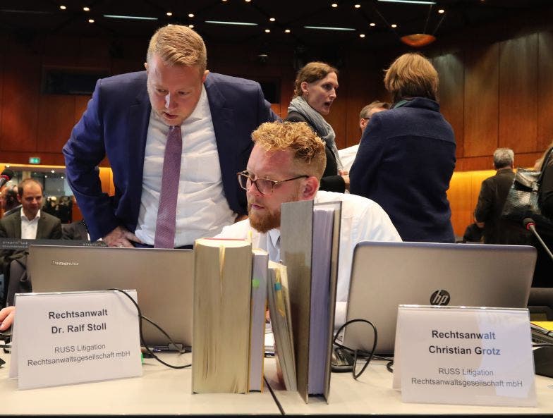 Abogados de los centros alemanes de asesoramiento al consumidor antes de la apertura del juicio modelo de acción declaratoria en el Tribunal Regional Superior de Braunschweig, Alemania.