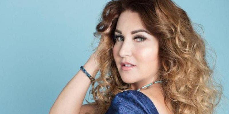 Alicia Villareal presume “pechonalidad” en entallado vestido