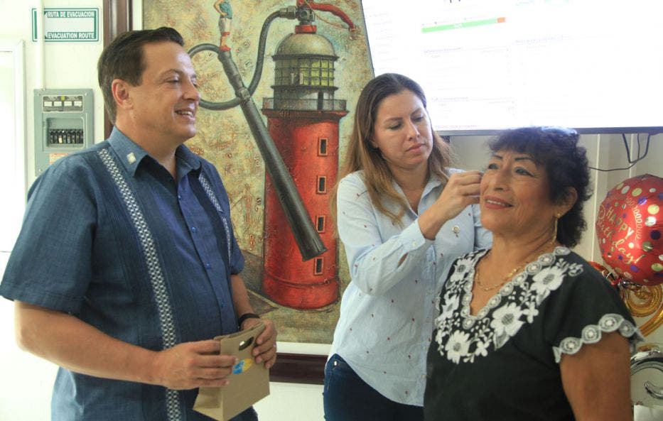 Entrega el diputado Luis Alegre aparatos auditivos