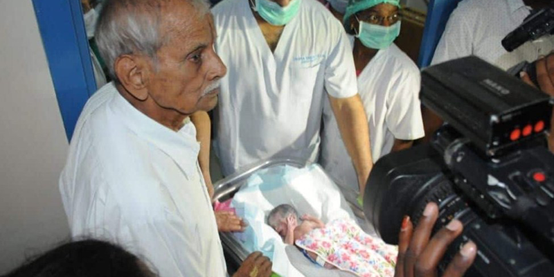 Mujer de 73 años da a luz a unas gemelas