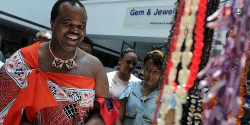 Rey africano llega a México a vacacionar junto a sus 14 esposas