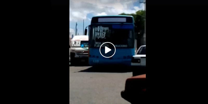 VÍDEO: Taxista se agarra a golpes contra chofer de la Ruta 18 en Cancún