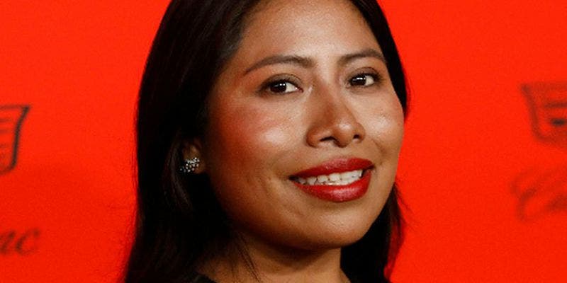 Filtran foto de Yalitza Aparicio sentada en las piernas ¿de su novio?