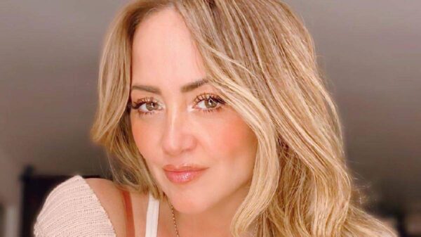 Andrea Legarreta se graba en bata de baño y enseña de más