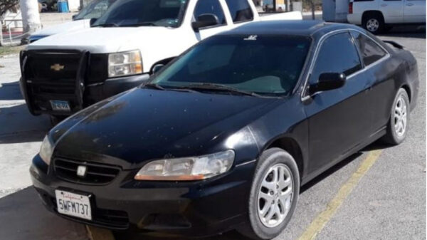 Madre entrega a su hijo por matar a un hombre; lleva el cadáver