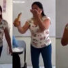 Maestra enseña a sus alumnos a poner condón con la boca (video)