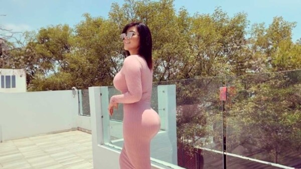 Gomita baila sin pudor solo con un calzón puesto y queda grabada