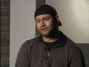 Exige duelo de espadas contra su exesposa para luchar por sus hijos